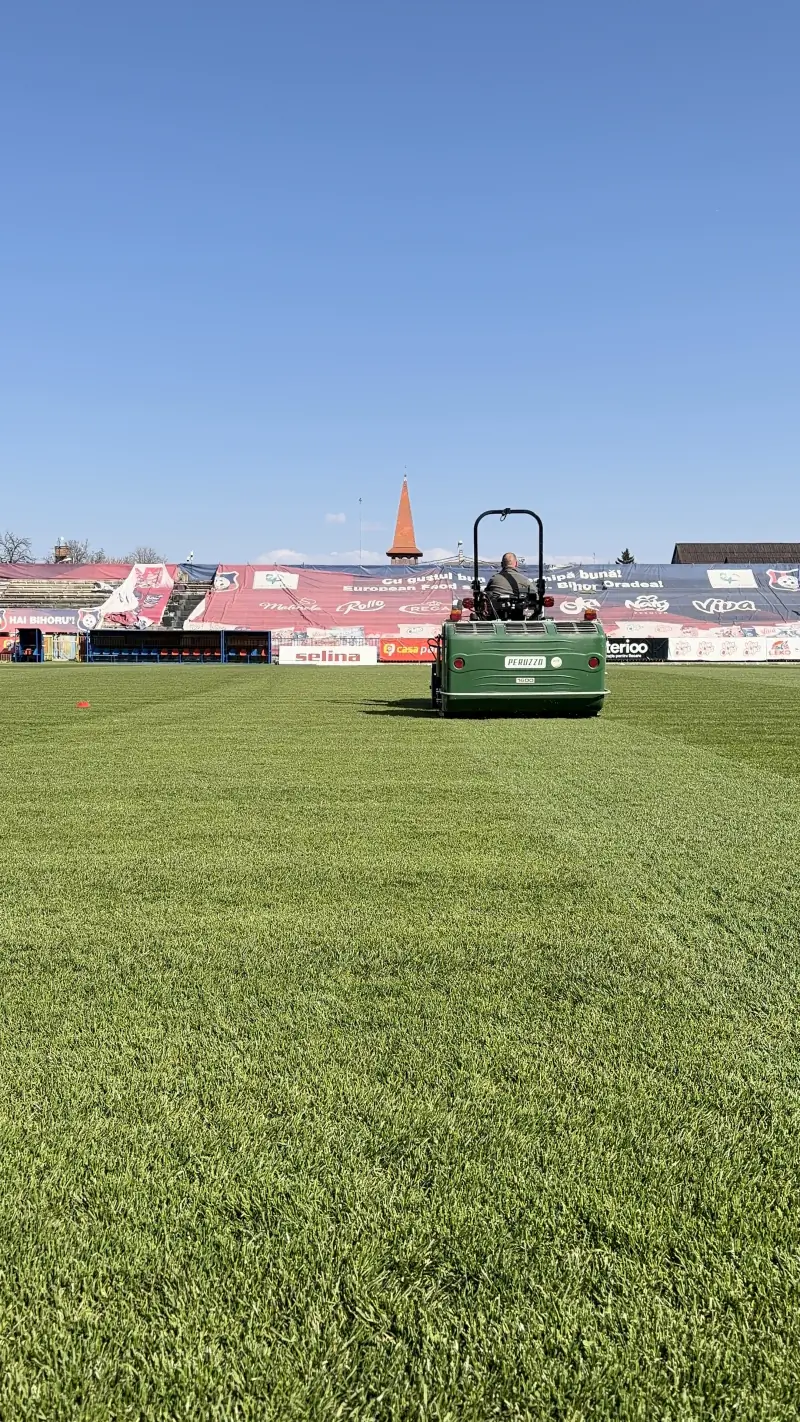 Utilaj de scarificare pe Stadionul Iuliu Bodola, Oradea
