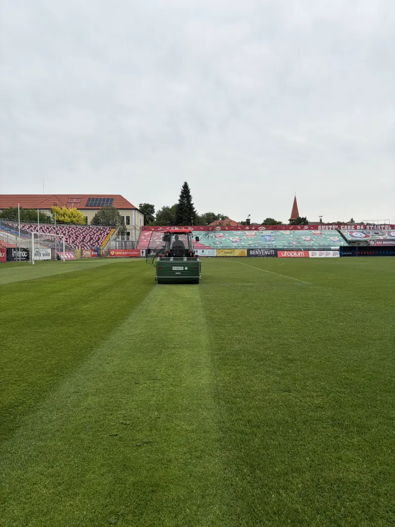 Scarificare și întreținere gazon pe Stadionul Iuliu Bodola