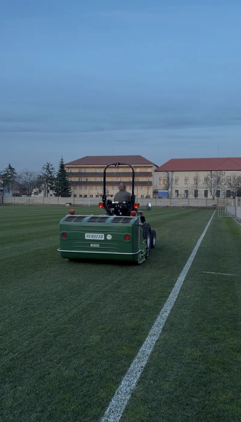 Utilaj de scarificare pe terenul de antrenament Iuliu Bodola