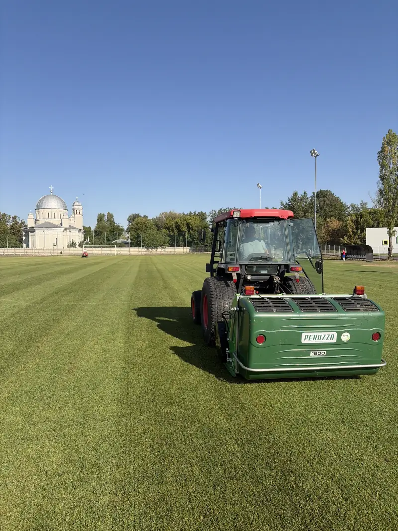 Scarificare pe Stadionul Motorul din Oradea