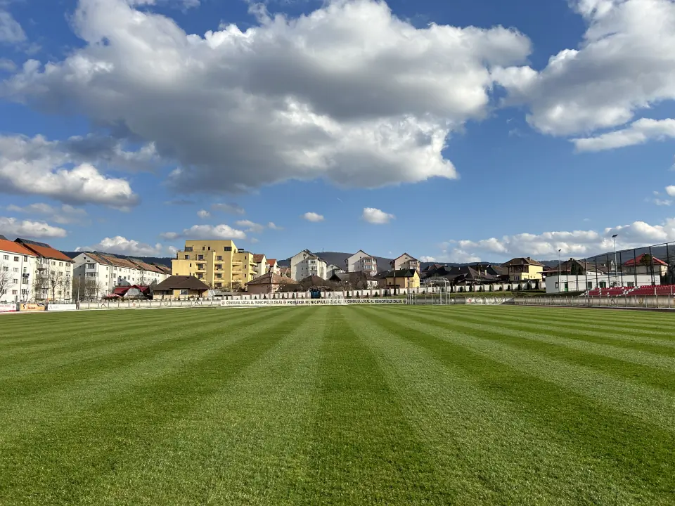 Teren de fotbal din Zalău după scarificare și tundere în benzi