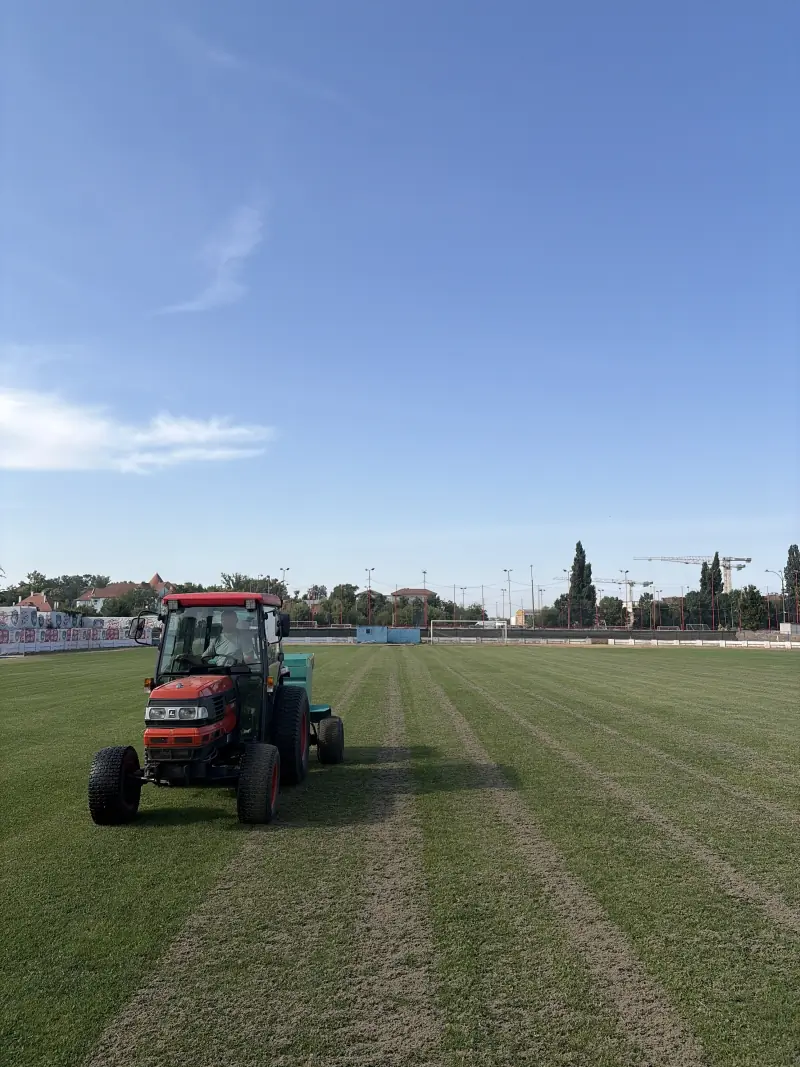Tractor cu distribuitor de nisip pentru topdressing