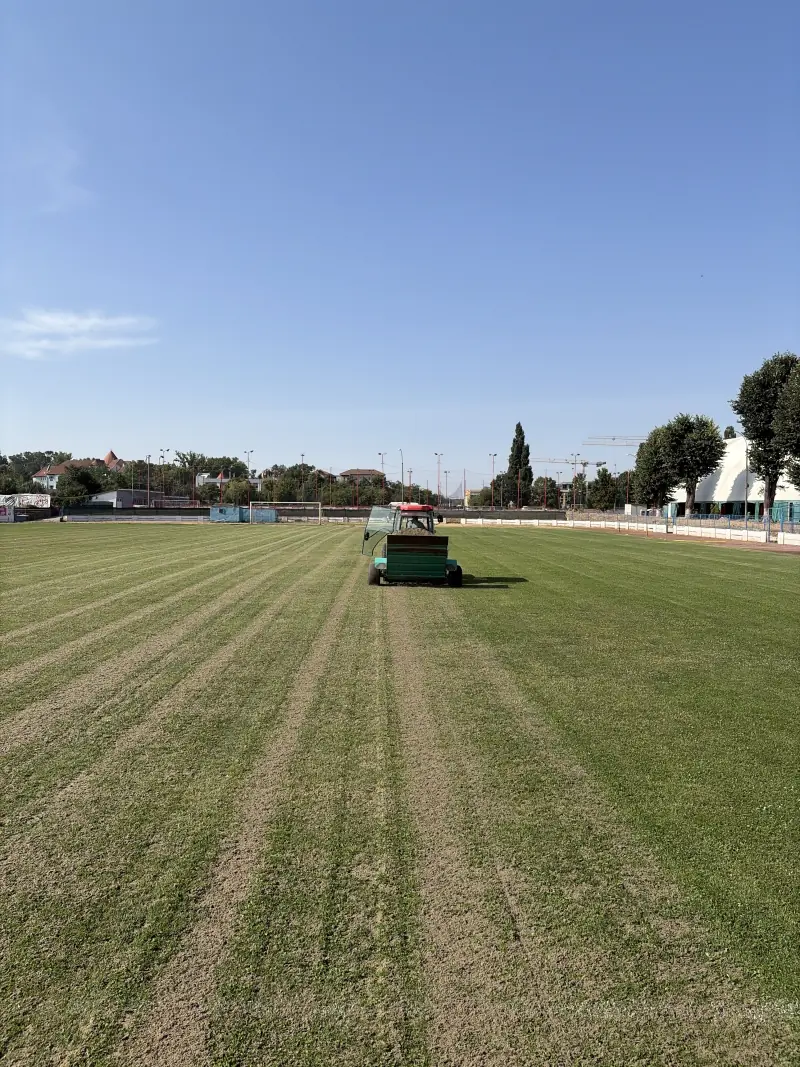Teren de fotbal în timpul lucrărilor de înnisipare