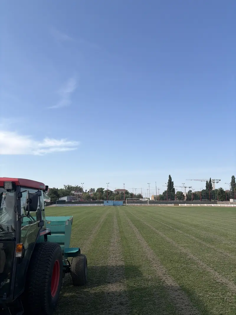 Utilaj de topdressing pe teren sportiv