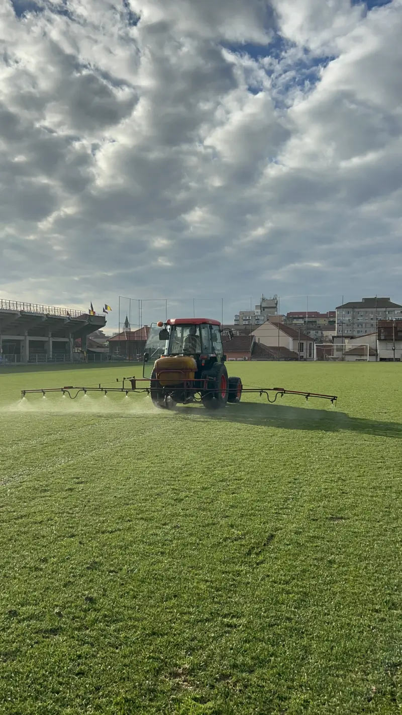 Pulverizare de tratamente foliare pe gazonul unui teren sportiv