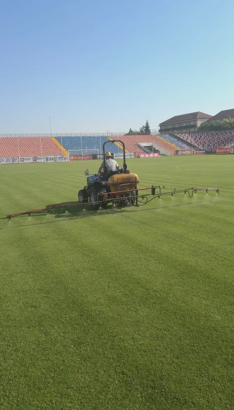 Aplicare de tratamente foliare pe stadion