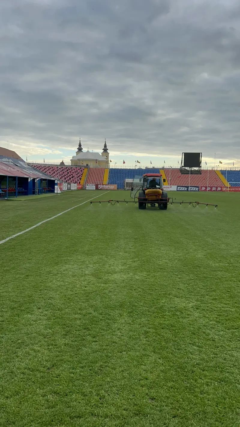 Tratamente foliare pe teren de fotbal cu tribune